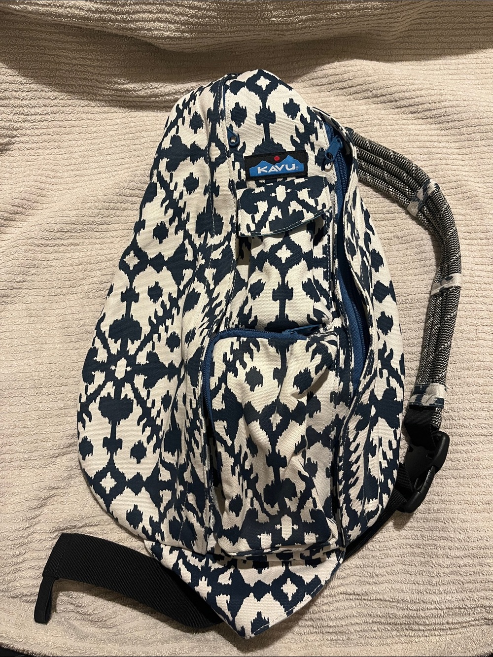 NWOT Kavu Navy and White Ikat Crossbody Sling